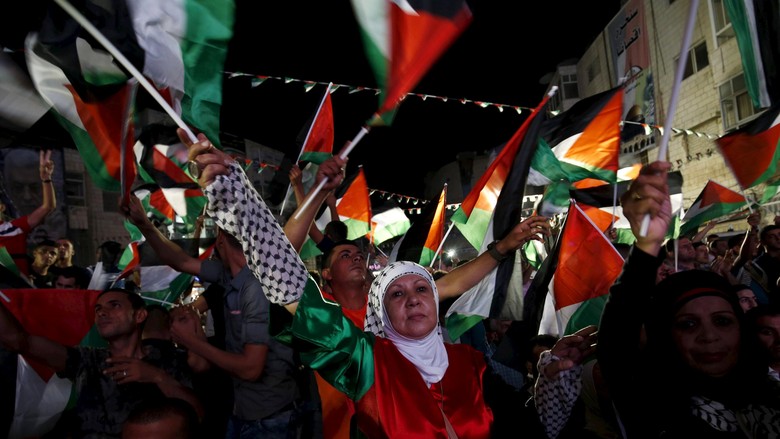 Warga Palestina Rayakan Pengibaran Bendera di PBB Warga Palestina Rayakan Pengibaran Bendera di PBB