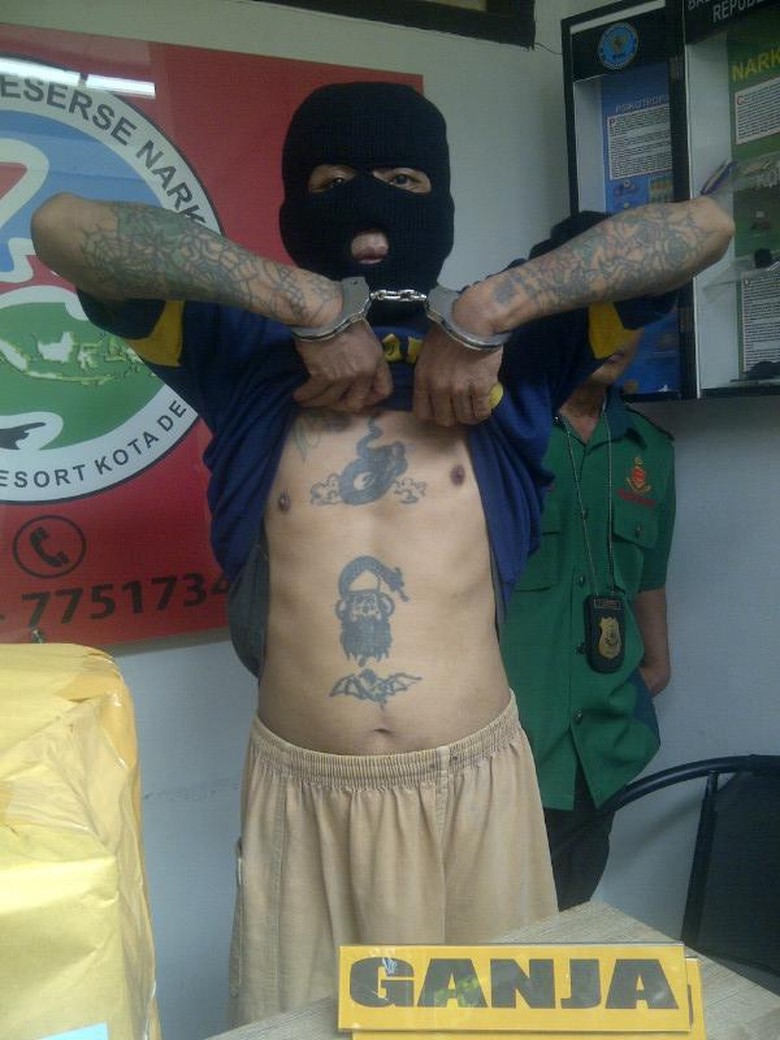 Bekuk Kakek Bertato Naga Pengedar Ganja Untuk Pelajar Di Depok
