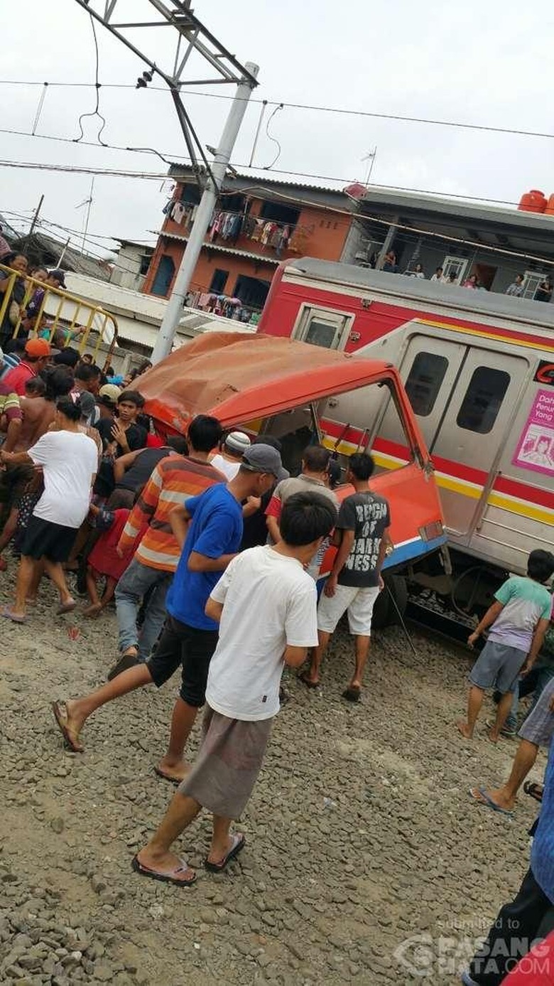 Tabrakan Dengan Commuter Line Di Muara Angke