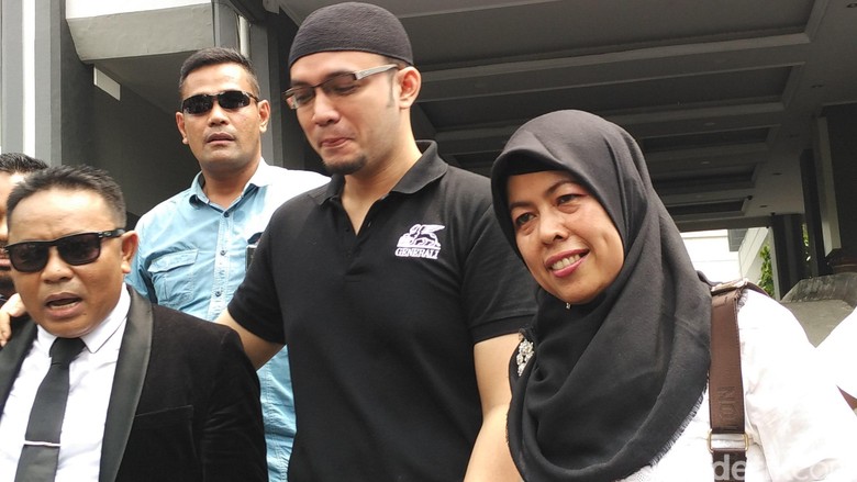 Annisa Bahar Bantah Sandy Tumiwa Lebih Religius Usai Bebas Annisa Bahar Bantah Sandy Tumiwa Lebih Religius Usai Bebas
