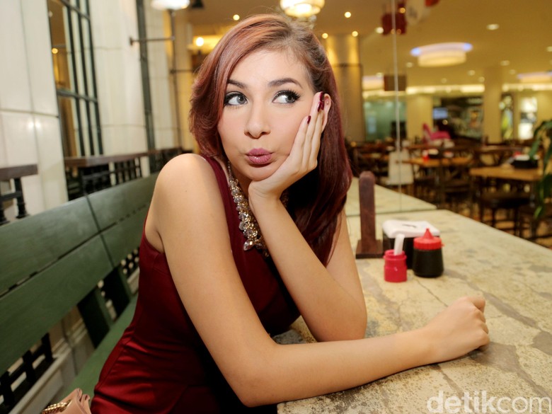 Deasy Bouman Nilai Jadi Artis Capek, Lebih Enak Main Dota Deasy Bouman Nilai Jadi Artis Capek, Lebih Enak Main Dota
