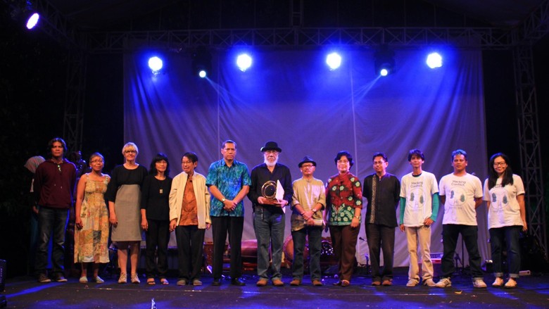 Jim Supangkat Raih Penghargaan Lifetime Achievement dari Biennale Jogja XIII Jim Supangkat Raih Penghargaan Lifetime Achievement dari Biennale Jogja XIII