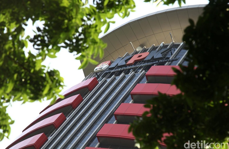 Terjaring OTT, Wali Kota Cilegon Dibawa ke Gedung KPK Terjaring OTT, Wali Kota Cilegon Dibawa ke Gedung KPK