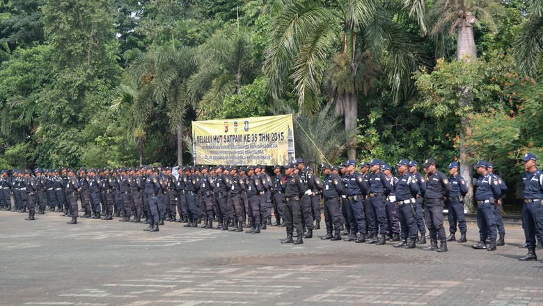 Satpam, Antara Dilema dan Kebanggaan Satpam, Antara Dilema dan Kebanggaan