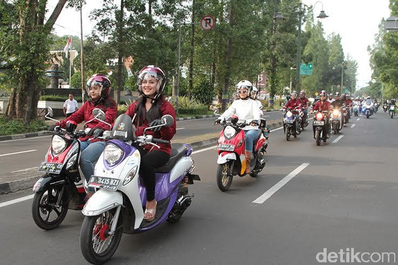 Ini Nih Kebiasaan Buruk Wanita Saat Naik Motor, Setuju? Ini Nih Kebiasaan Buruk Wanita Saat Naik Motor, Setuju?