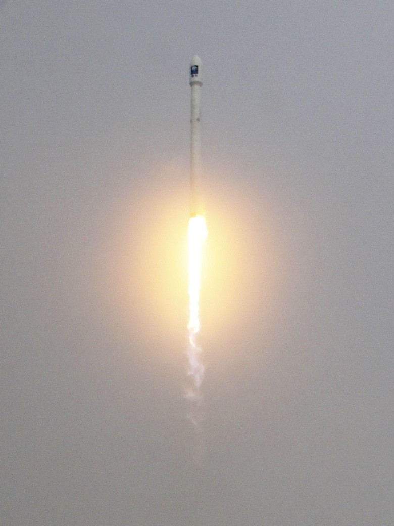 Sukses Bawa Satelit ke Orbit, Roket SpaceX Meledak Usai Mendarat Sukses Bawa Satelit ke Orbit, Roket SpaceX Meledak Usai Mendarat