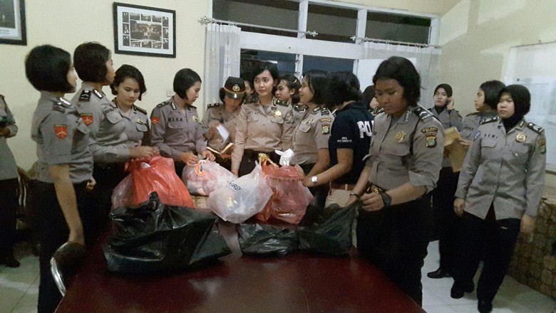 Puluhan Polwan Razia LP Tangerang, HP hingga Gunting Disita Puluhan Polwan Razia LP Tangerang, HP hingga Gunting Disita