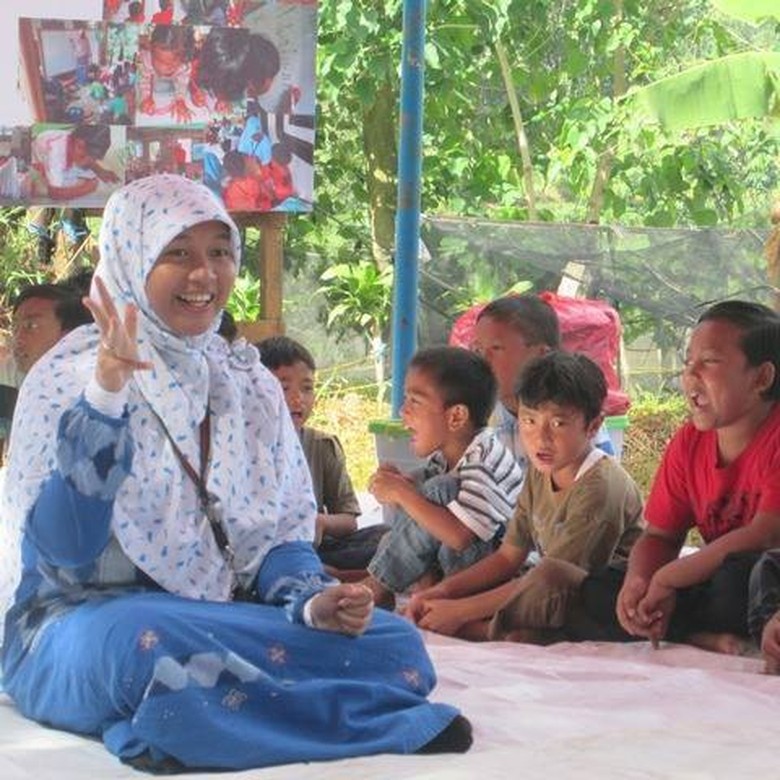 Heni Sri Sundani, Mantan TKW yang Mendunia Karena Peduli Pada Anak Petani Heni Sri Sundani, Mantan TKW yang Mendunia Karena Peduli Pada Anak Petani