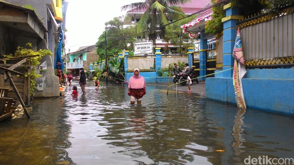 Aktivitas Warga Cengkareng Saat Banjir Berenang Hingga Buka Warteg