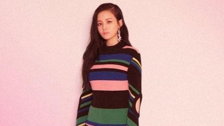 Nyanyikan Lagu Ciptaan Jonghyun, Lee Hi Menangis di Panggung Nyanyikan Lagu Ciptaan Jonghyun, Lee Hi Menangis di Panggung