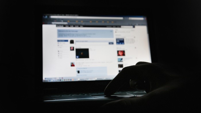 Mengakses Facebook. Foto: GettyImages Mengakses Facebook. Foto: GettyImages