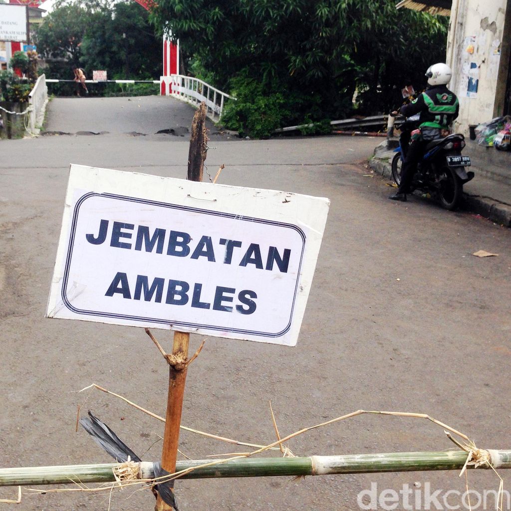 Perbaikan Jalan Amblas di Simalungun Terkendala Genangan Air Perbaikan Jalan Amblas di Simalungun Terkendala Genangan Air