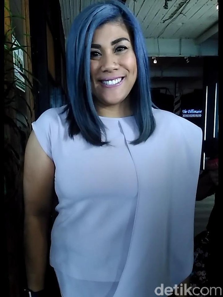 Ganti Warna Rambut Jadi Ocean Grey