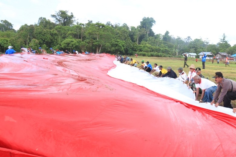 Bendera Merah Putih Raksasa Dibentangkan di Perbatasan RI-Papua Nugini Bendera Merah Putih Raksasa Dibentangkan di Perbatasan RI-Papua Nugini