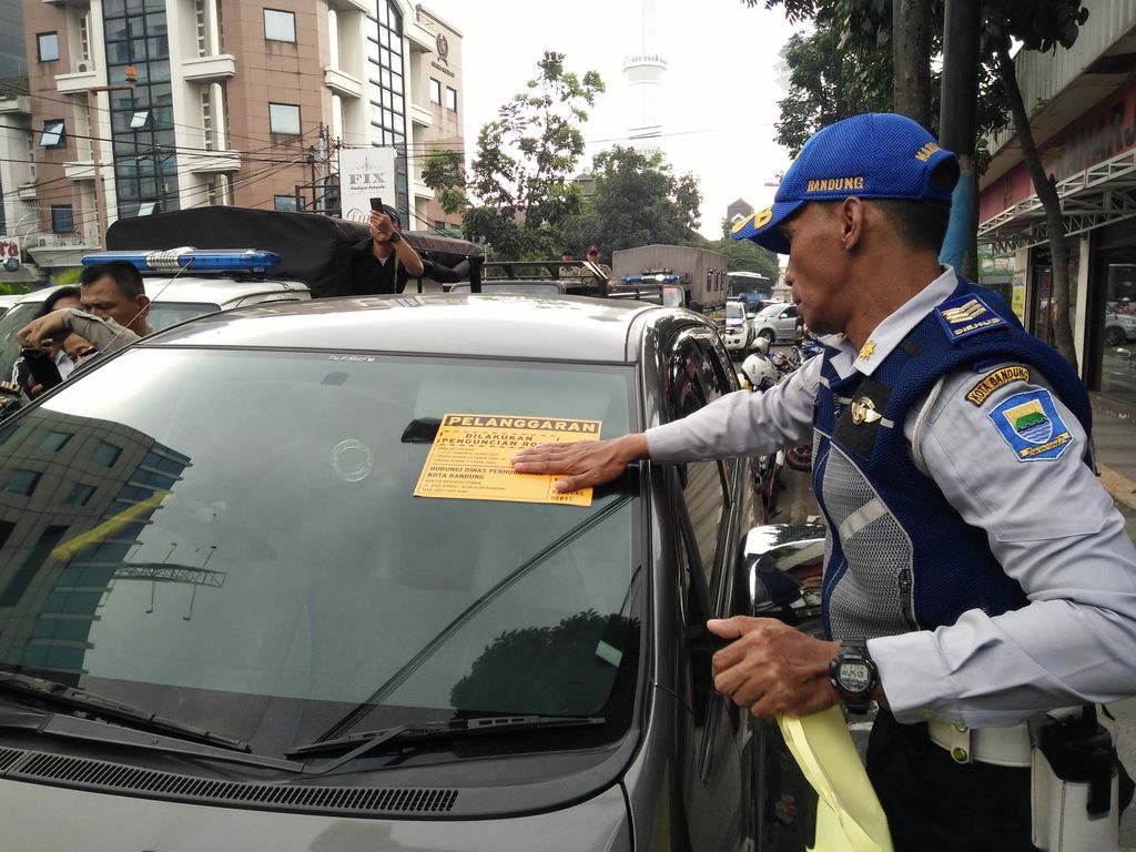Belasan Kendaraan Yang Parkir Sembarangan Di Bandung Ditindak
