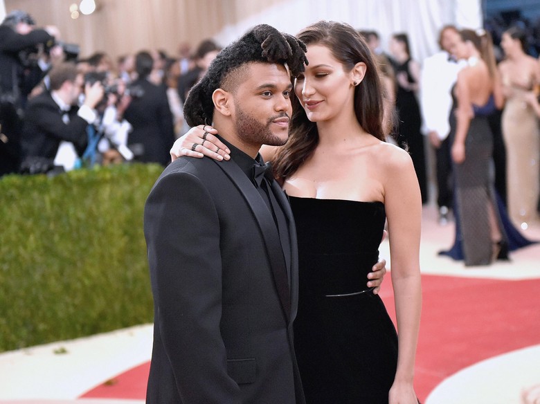 The Weeknd dan Bella Hadid Kepergok Ciuman di Coachella The Weeknd dan Bella Hadid Kepergok Ciuman di Coachella