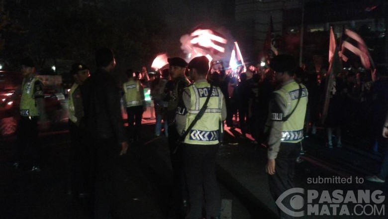 Ratusan Supporter Bola Berkumpul di Bundaran HI Rayakan Barca Juarai La Liga Ratusan Supporter Bola Berkumpul di Bundaran HI Rayakan Barca Juarai La Liga