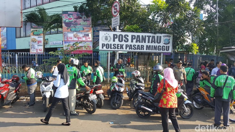 Commuter Line Gangguan, Ojek Online Panen Rezeki Commuter Line Gangguan, Ojek Online Panen Rezeki