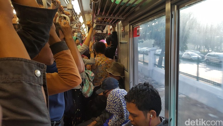 Gangguan Sinyal Selesai Ditangani, Perjalanan KRL Masih Antre Gangguan Sinyal Selesai Ditangani, Perjalanan KRL Masih Antre