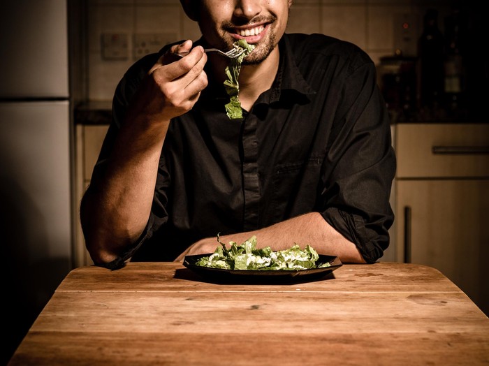 Kadang makan sambil beraktivitas membuat orang lupa porsi makanan yang dikonsumsi. (Foto: thinkstock) Kadang makan sambil beraktivitas membuat orang lupa porsi makanan yang dikonsumsi. (Foto: thinkstock)