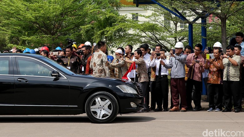 Mobil Kepresidenan Jokowi yang Mogok di Kalbar Buatan Tahun 2007 Mobil Kepresidenan Jokowi yang Mogok di Kalbar Buatan Tahun 2007