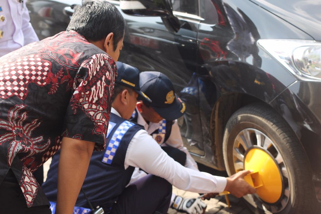 Parkir Sembarangan Puluhan Mobil Di Semarang Digembok Petugas Dishub