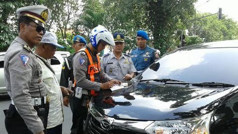 Tak Berbadan Hukum, 10 Taksi Berbasis Online Terjaring Razia Petugas Gabungan Tak Berbadan Hukum, 10 Taksi Berbasis Online Terjaring Razia Petugas Gabungan
