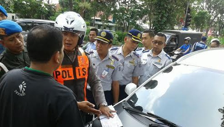 Razia Taksi Berbasis Online Diwarnai Adu Mulut Pengemudi dan Petugas Razia Taksi Berbasis Online Diwarnai Adu Mulut Pengemudi dan Petugas