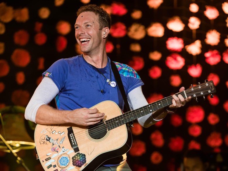 Heboh! Penonton Berkursi Roda Naik ke Panggung Coldplay Heboh! Penonton Berkursi Roda Naik ke Panggung Coldplay