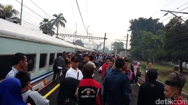 Kereta Rangkas Jaya Mogok Sudimara Penumpang Naik Commuter Line Tanah