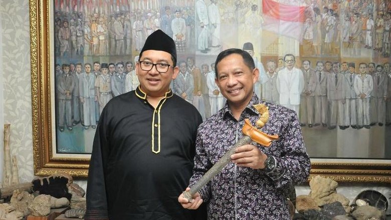 Keris dari Fadli Zon Disimpan Komjen Tito di BNPT, Bukan untuk Pribadi Keris dari Fadli Zon Disimpan Komjen Tito di BNPT, Bukan untuk Pribadi