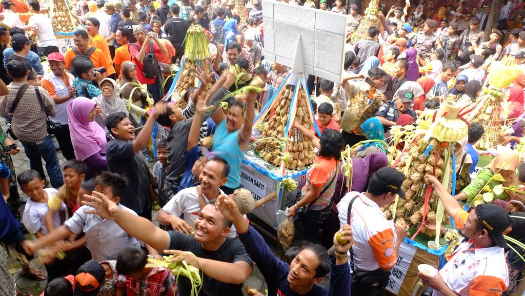 Meriahnya Bakdan Kupat di Klaten, Ribuan Orang Berebut 37 Gunungan Meriahnya Bakdan Kupat di Klaten, Ribuan Orang Berebut 37 Gunungan