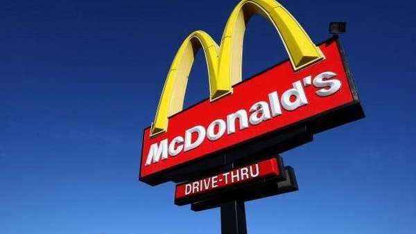 Tak Sabar Nunggu, Pria Ini Naik ke Meja Kasir McDonalds dan Buka Baju Tak Sabar Nunggu, Pria Ini Naik ke Meja Kasir McDonalds dan Buka Baju