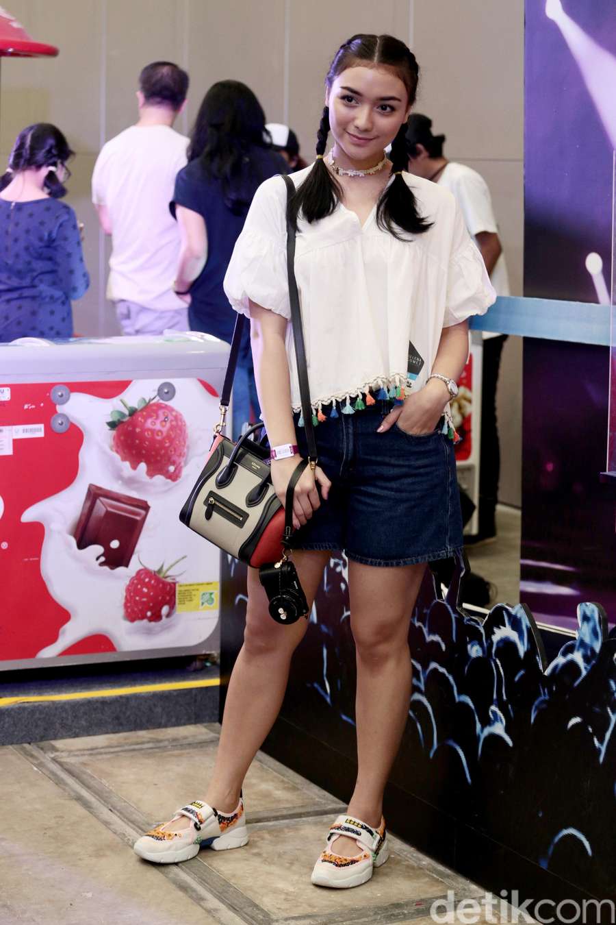 Kirana Berkepang Dua Di Konser Selena Gomez Yay Or Nay Kirana Berkepang Dua Di Konser Selena Gomez Yay Or Nay