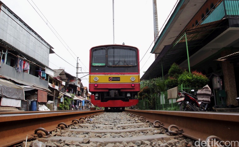 Jalur KRL di Jatinegara yang Terganggu Sudah Normal Lagi Jalur KRL di Jatinegara yang Terganggu Sudah Normal Lagi