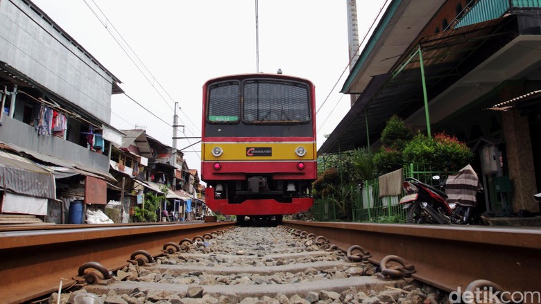 Pohon Tumbang Dievakuasi, KRL di Karet dan Ancol Kembali Normal Pohon Tumbang Dievakuasi, KRL di Karet dan Ancol Kembali Normal