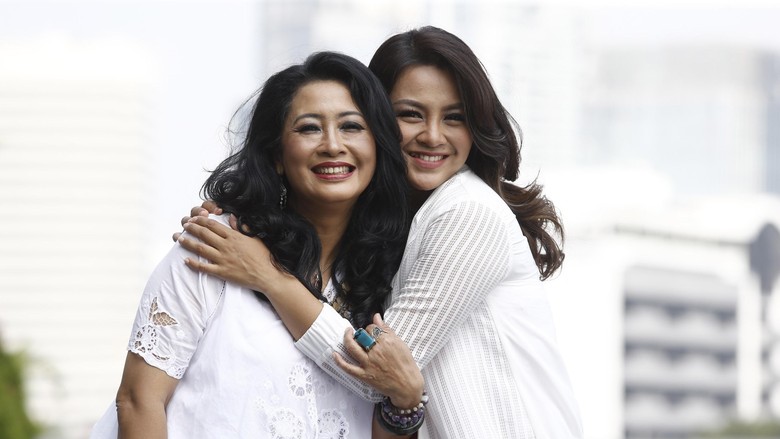 Hubungan Unik Dellie Threesyadinda dan Mama: Jadi Teman dan Lawan Hubungan Unik Dellie Threesyadinda dan Mama: Jadi Teman dan Lawan