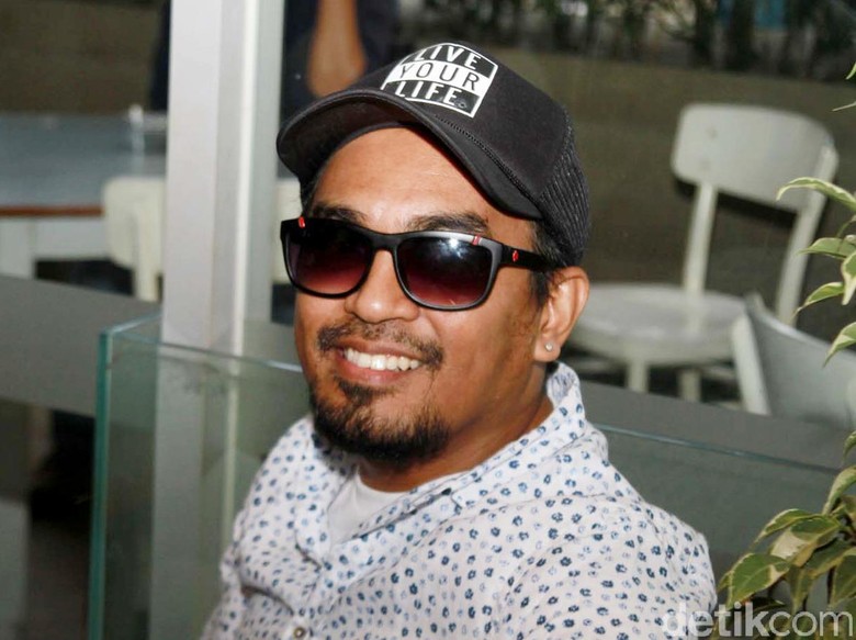 Chicco Jerikho Rekam Glenn Fredly Asyik Ngopi dengan Kekasih Barunya Chicco Jerikho Rekam Glenn Fredly Asyik Ngopi dengan Kekasih Barunya