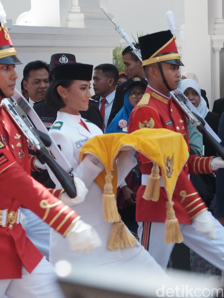 Cerita Nilam, Baru Tahu Jadi Pembawa Baki Bendera Pusaka Jam 07.00 WIB Cerita Nilam, Baru Tahu Jadi Pembawa Baki Bendera Pusaka Jam 07.00 WIB
