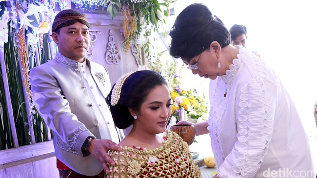 Senyum Bahagia Ashanty di Prosesi Siraman Senyum Bahagia Ashanty di Prosesi Siraman