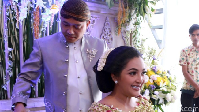 Senyum Bahagia Ashanty di Prosesi Siraman Senyum Bahagia Ashanty di Prosesi Siraman