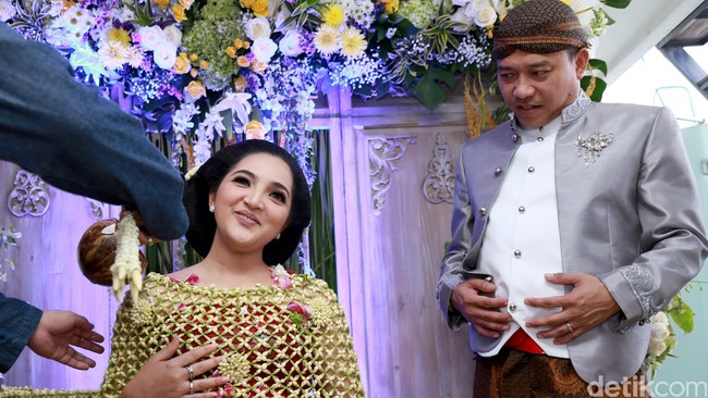 Senyum Bahagia Ashanty di Prosesi Siraman Senyum Bahagia Ashanty di Prosesi Siraman