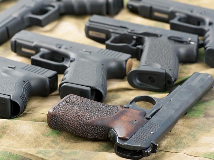 Meski mainan, jangan remehkan potensi cedera yang bisa ditimbulkan oleh pistol plastik. (Foto ilustrasi: iStock/Delish) Meski mainan, jangan remehkan potensi cedera yang bisa ditimbulkan oleh pistol plastik. (Foto ilustrasi: iStock/Delish)