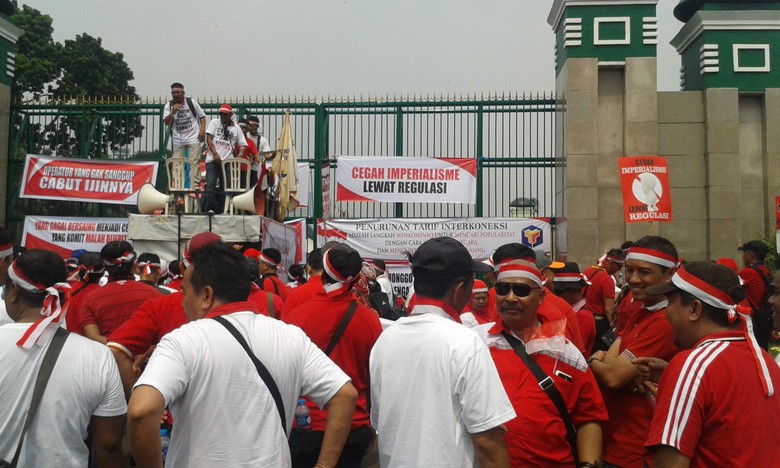 Ratusan Pekerja Telkom Demo di DPR Ratusan Pekerja Telkom Demo di DPR