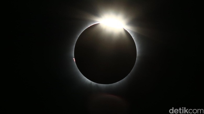 Yuk Lihat Gerhana Matahari Cincin Hari ini Pukul 17.30 WIB Yuk Lihat Gerhana Matahari Cincin Hari ini Pukul 17.30 WIB