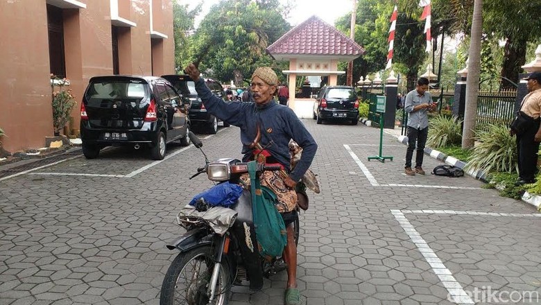 Sertifikat Tanahnya Ditahan Abdi Dalem Keraton Yogya Gugat BPN Sambil Bawa Kepala Sapi Sertifikat Tanahnya Ditahan Abdi Dalem Keraton Yogya Gugat BPN Sambil Bawa Kepala Sapi