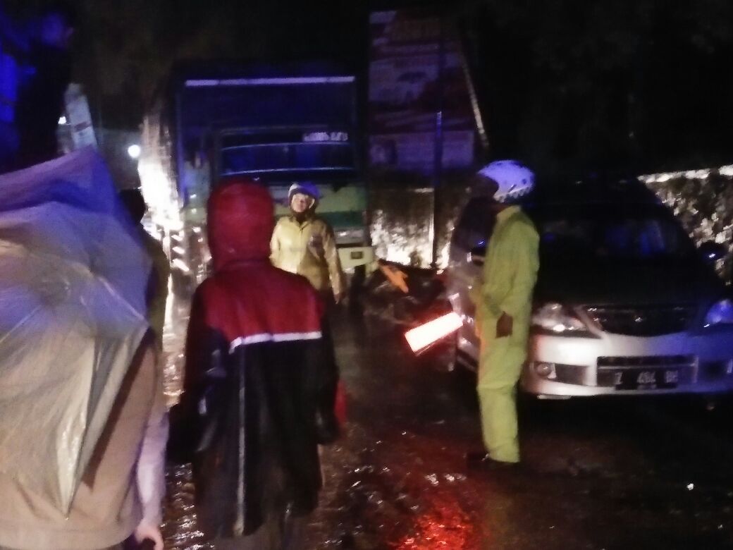 Longsor Di Sumedang Kendaraan Arah Bandung Dialihkan Lewat Cipali