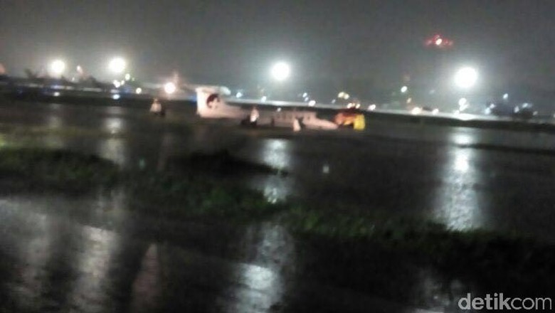 Pesawat Learjet Tergelincir Keluar Landasan Saat Mendarat di Bandara Halim PK Pesawat Learjet Tergelincir Keluar Landasan Saat Mendarat di Bandara Halim PK