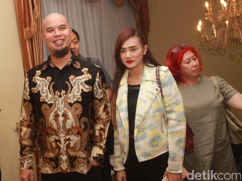 Ahmad Dhani Diledek karena Makan di Kaki Lima, Ini Pembelaan Mulan Jameela Ahmad Dhani Diledek karena Makan di Kaki Lima, Ini Pembelaan Mulan Jameela
