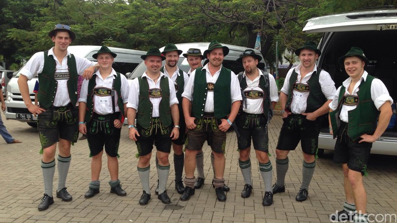Dari Bavaria Menyebarkan Kedamaian Lewat Goasslschnalzen dan Rhoenrad Dari Bavaria Menyebarkan Kedamaian Lewat Goasslschnalzen dan Rhoenrad
